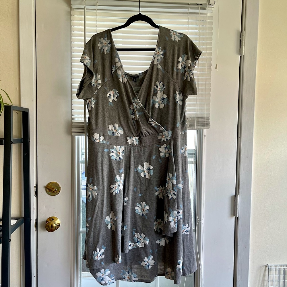 👗 Torrid Grey Dress w/ blue & white flowers sz 2